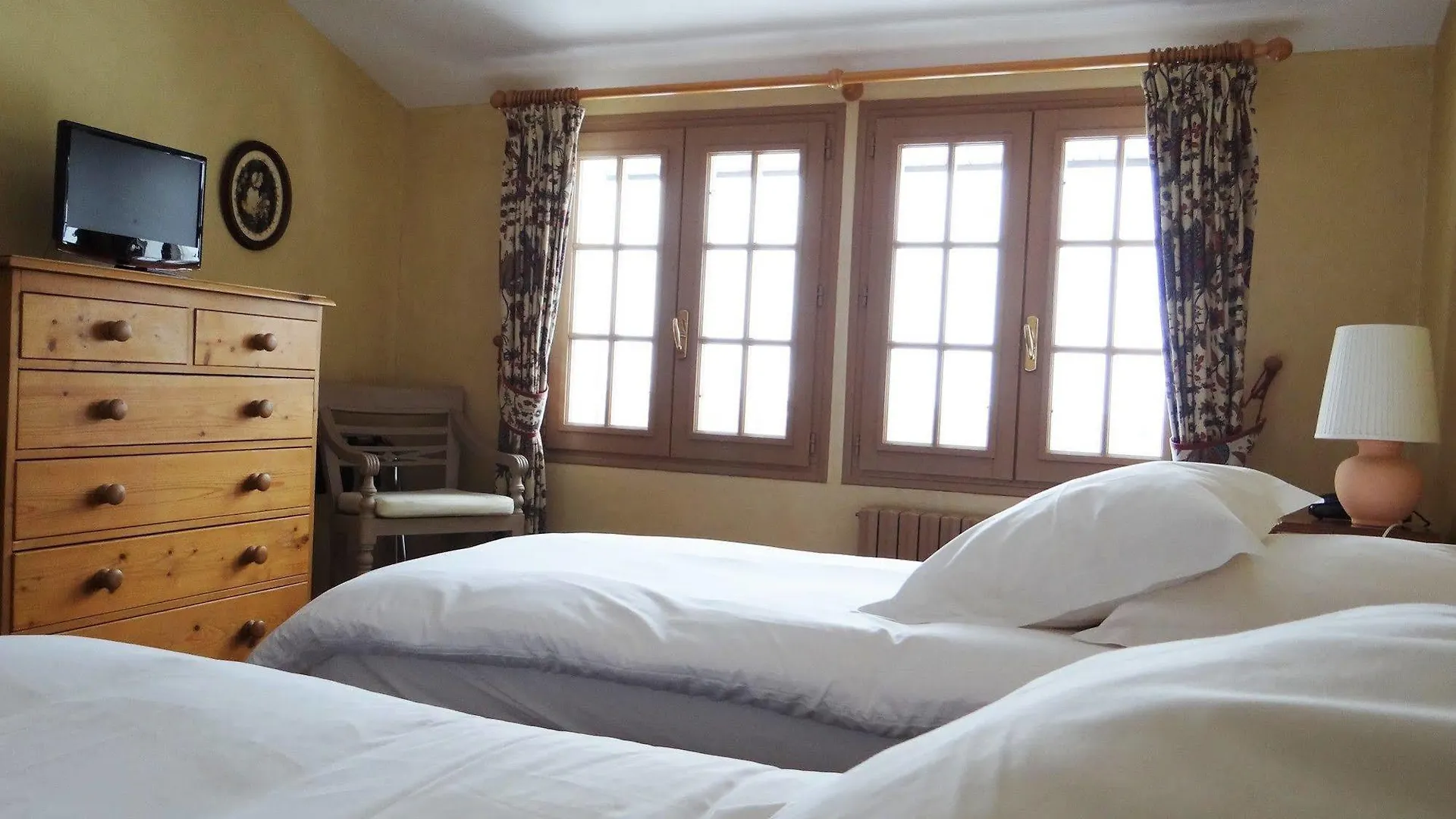 Auberge Des Chasseurs Echenevex 3*,